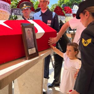 Şehidimiz Fikret Mangura’nın 6 yaşındaki kızı Deniz Ece, babasını son