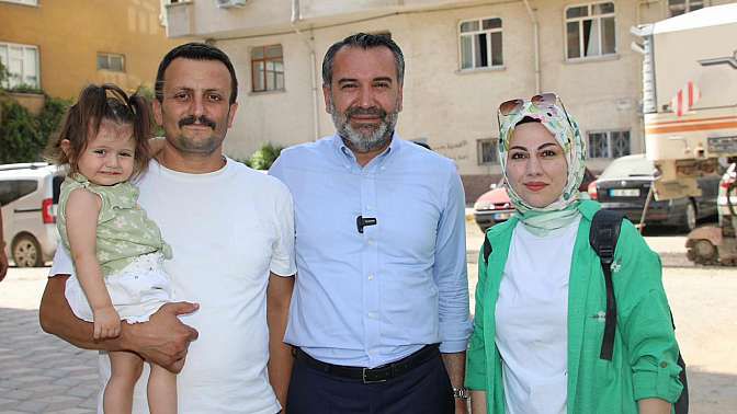 Üniversite Mahallesi’nde yürütülen yol yenileme çalışmalarını yerinde inceleyen Elazığ Belediye