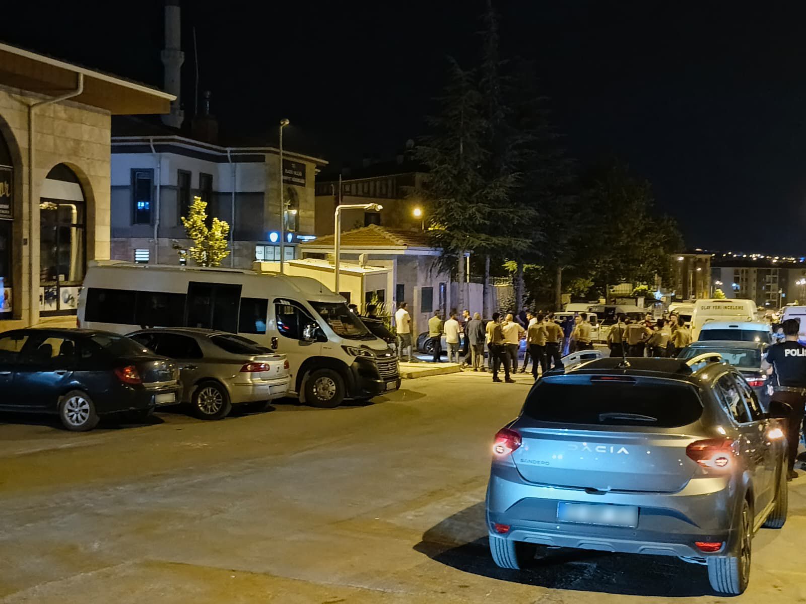 Abdullah Paşa Karakolu önünde, kız kaçırma davası nedeniyle iki aile