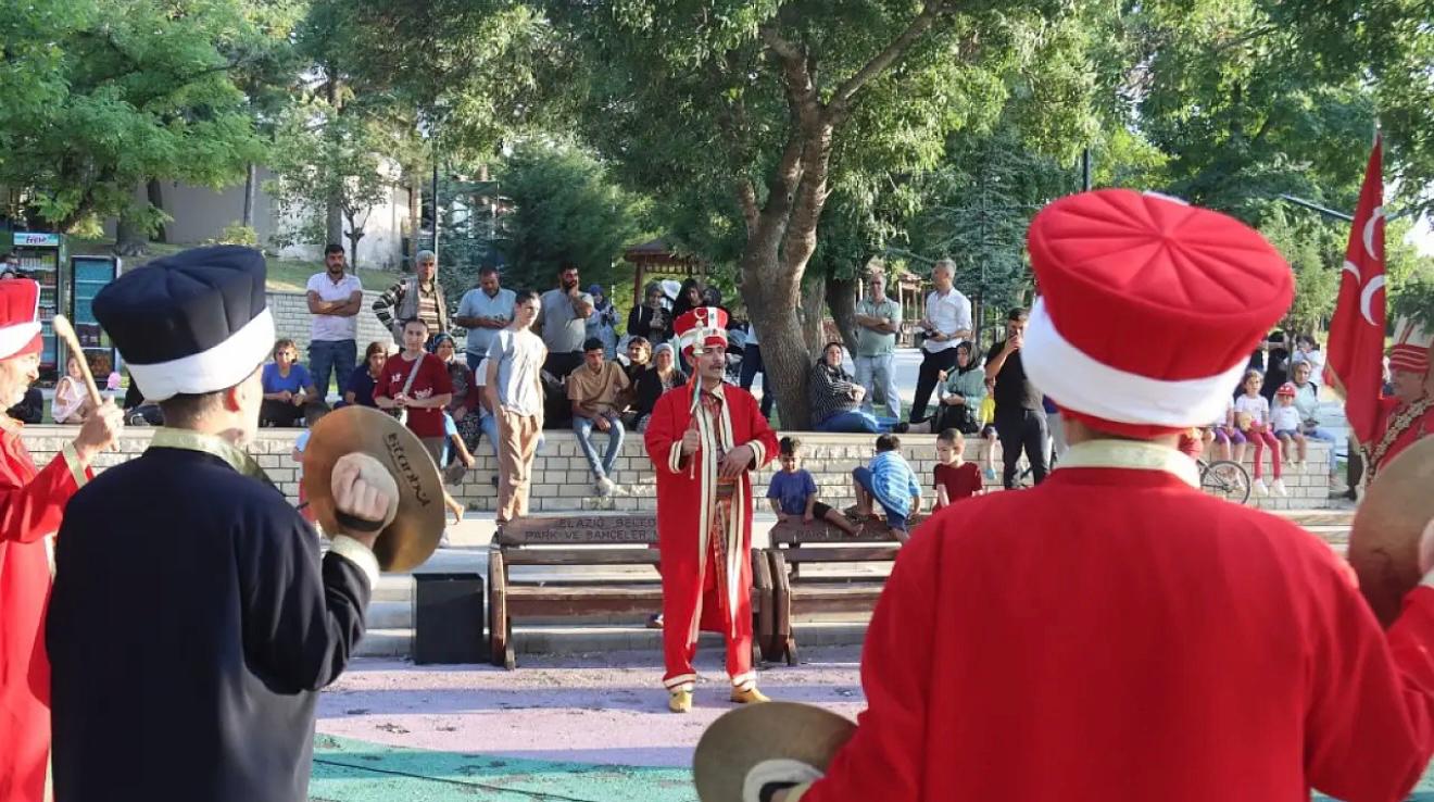 Elazığ Belediyesi tarafından geleneksel hale getirilen yaz etkinliklerinde mehteran takımının