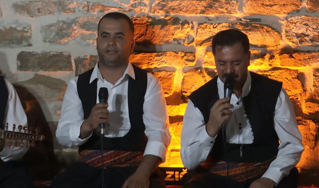 Elâzığ Belediyesi Kürsübaşı ekibi, yaz etkinlikleri kapsamında Harput’ta dinleyiciler ile