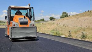 Elazığ İl Özel İdaresi asfalt serim çalışmalarını sürdürüyor. Hava sıcaklıklarının