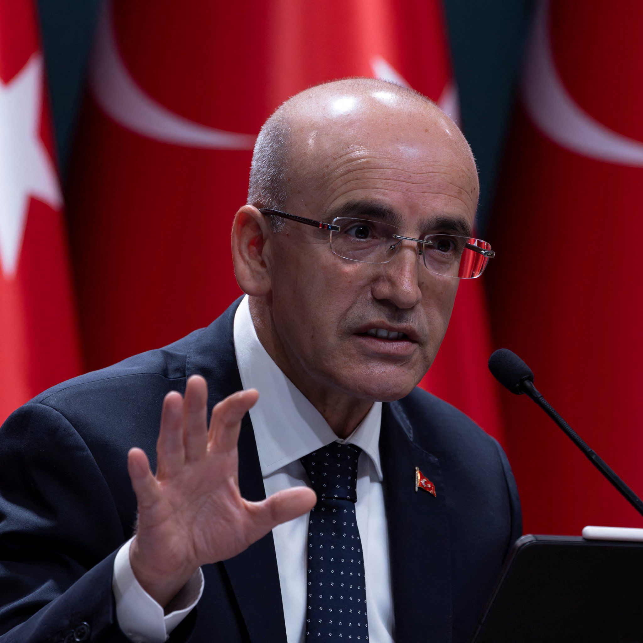 Mehmet Şimşek: “Enflasyonun 2027’de tek hanelere inmesini bekliyoruz.”