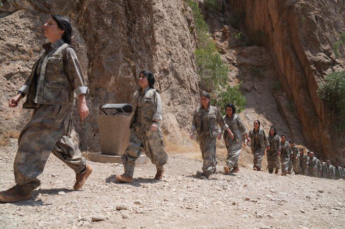 30 PKK’lı terörist silahlarını yaktı!