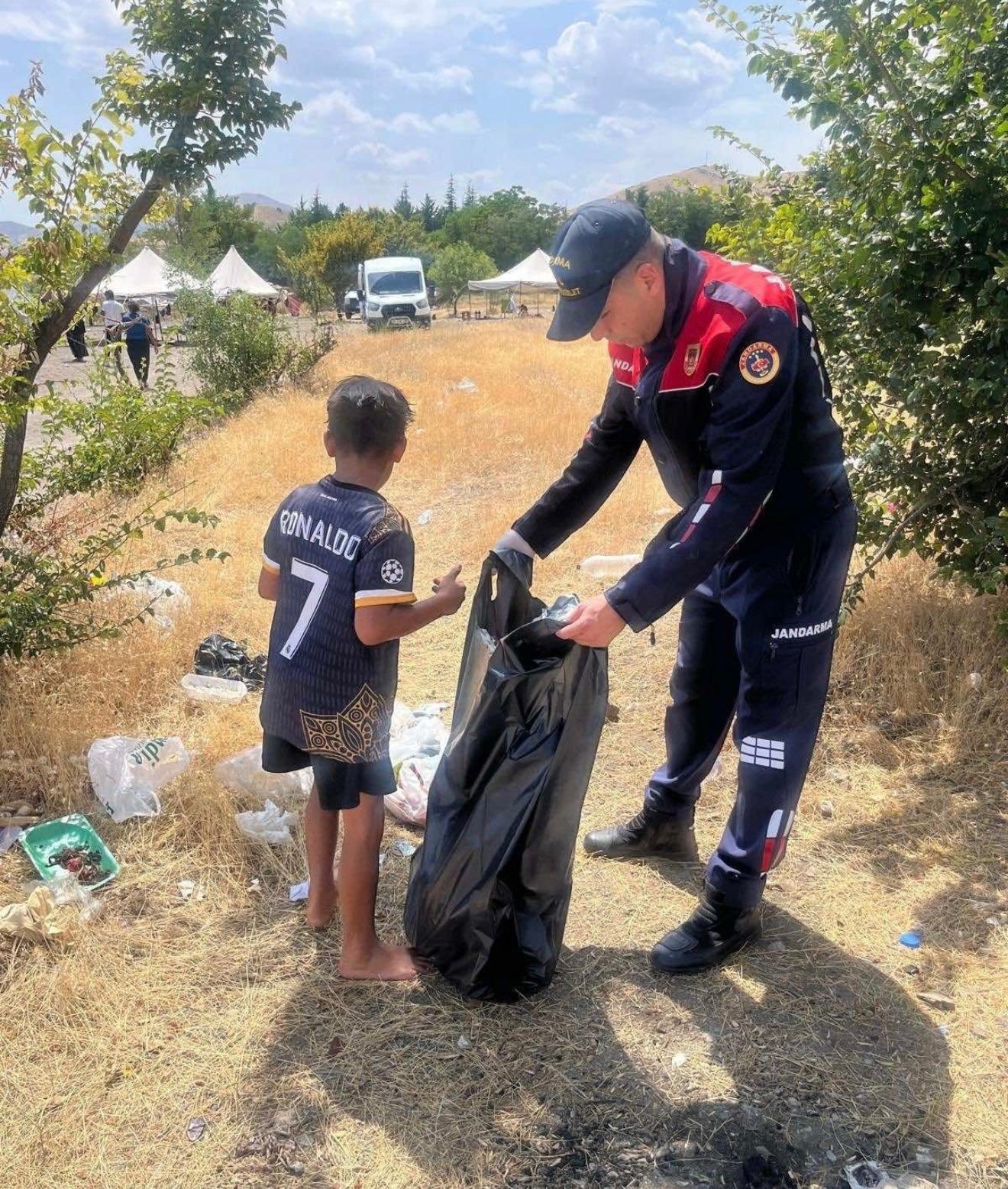 Elazığ İl Jandarma Komutanlığı Ekipleri tarafından Sivrice’de vatandaşların yoğun olarak