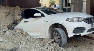 Elazığ’da bir inşaat alanında hafriyat döken kamyon yan yattı, park