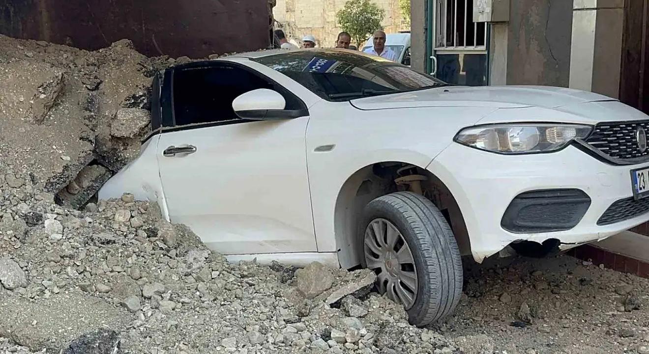 Elazığ’da bir inşaat alanında hafriyat döken kamyon yan yattı, park