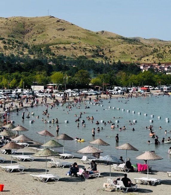 Elazığ’ın güneydoğusunda yer alan Hazar Gölü, doğal güzellikleri, berrak suları
