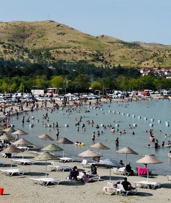 Elazığ’ın güneydoğusunda yer alan Hazar Gölü, doğal güzellikleri, berrak suları