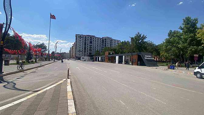 Elazığ’da hava sıcaklığı 40 dereceye yaklaştı. Sıcaklar nedeni ile kentte