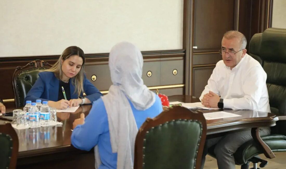 Elazığ Valisi Numan Hatipoğlu, Halk Günü kapsamında vatandaşları dinledi. Programa