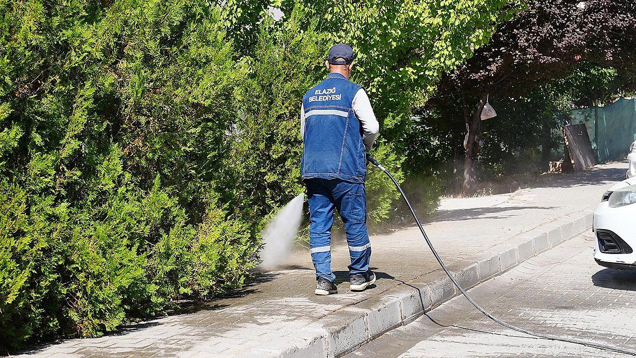 Elazığ Belediyesi Temizlik İşleri Müdürlüğü ekipleri, kent genelinde periyodik çalışmalarını