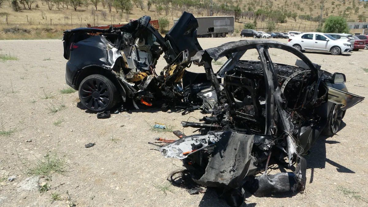 Malatya- Elazığ kara yolu üzerinde meydana gelen kazada Tesla ikiye