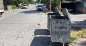 Elazığ’da evde doğum yapan bir kadın, bebeğini binanın önündeki çöp