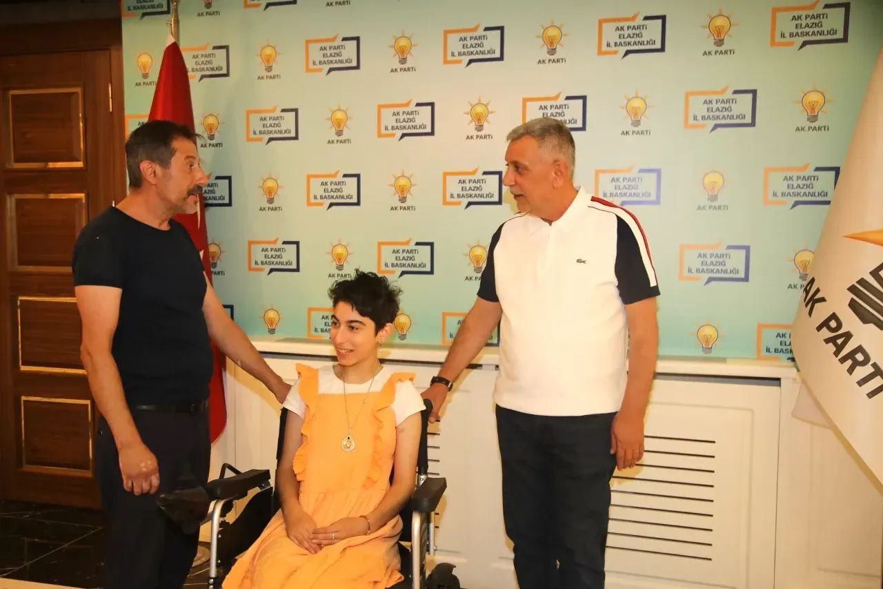 Akparti Elazığ İl Başkanı Şerafettin Yıldırım, Elazığ’da yaşayan engelli Elanur