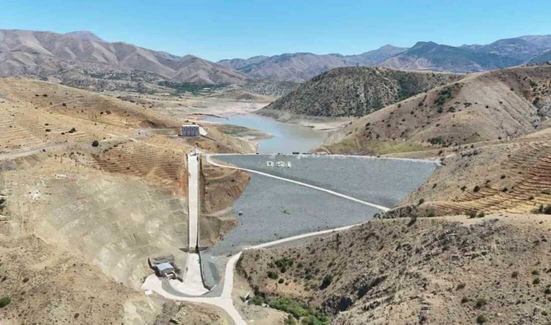 Elazığ’a su sağlayan Hamzabey Barajı tamamen kurudu. Barajın kurumasının ardından