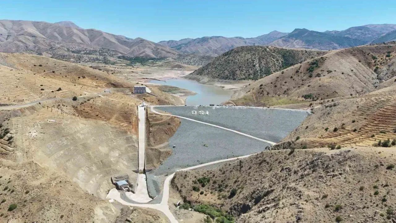 Elazığ’a su sağlayan Hamzabey Barajı tamamen kurudu. Barajın kurumasının ardından