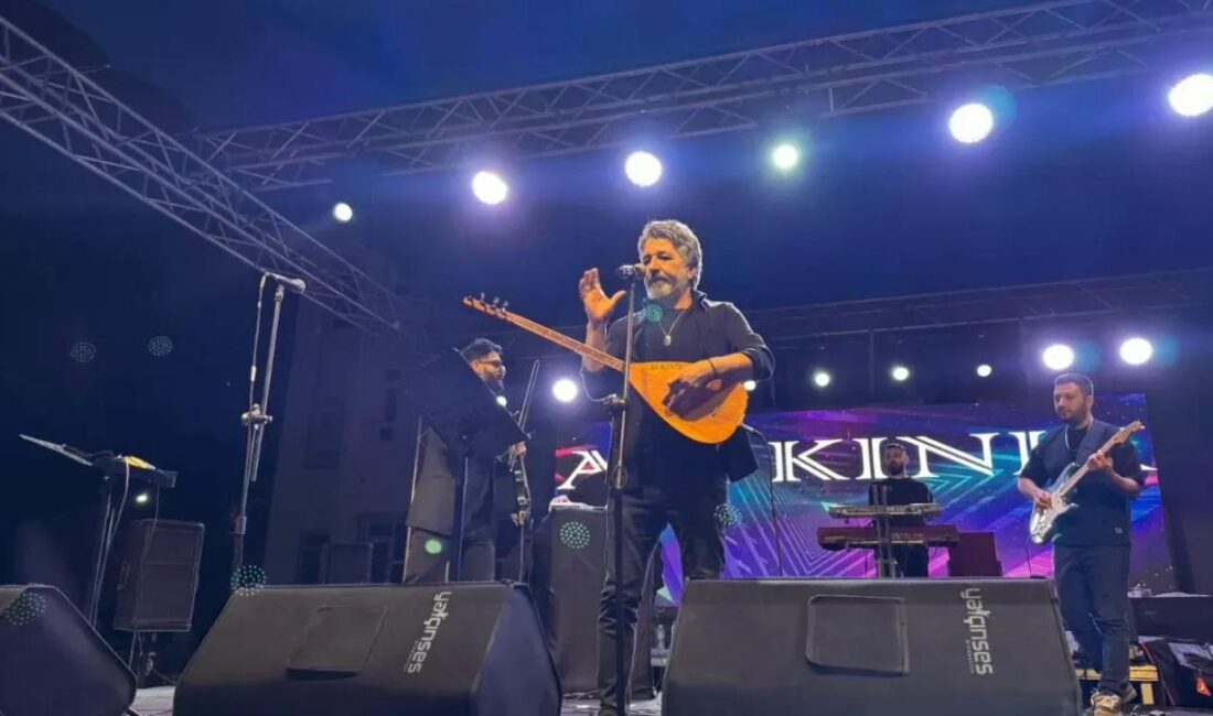 Ali Kınık, Keban Su ve Balık Festivali’nde sahne alarak izleyicilere