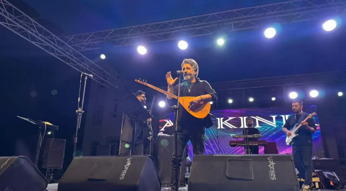 Ali Kınık, Keban Su ve Balık Festivali’nde sahne alarak izleyicilere