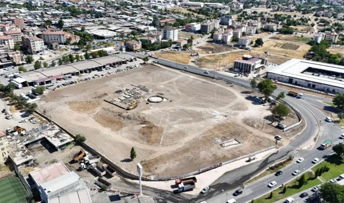Mahalle ayrımı gözetmeden şehrin her köşesini eser ve hizmetlerle donatmaya