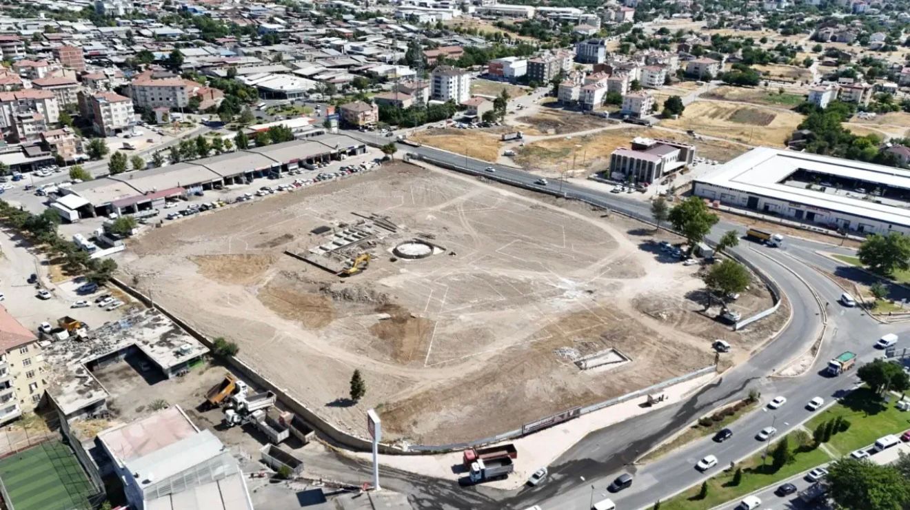 Mahalle ayrımı gözetmeden şehrin her köşesini eser ve hizmetlerle donatmaya