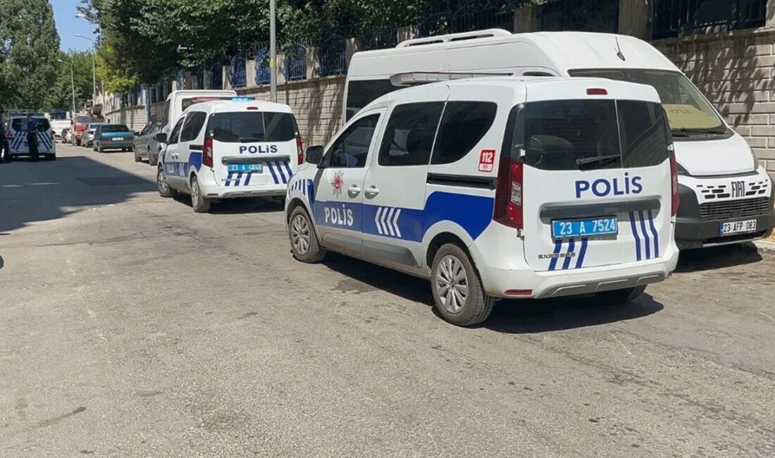 Kentte bir kişi, evde temizlediği silahın ateş alması sonucu yaralanırken