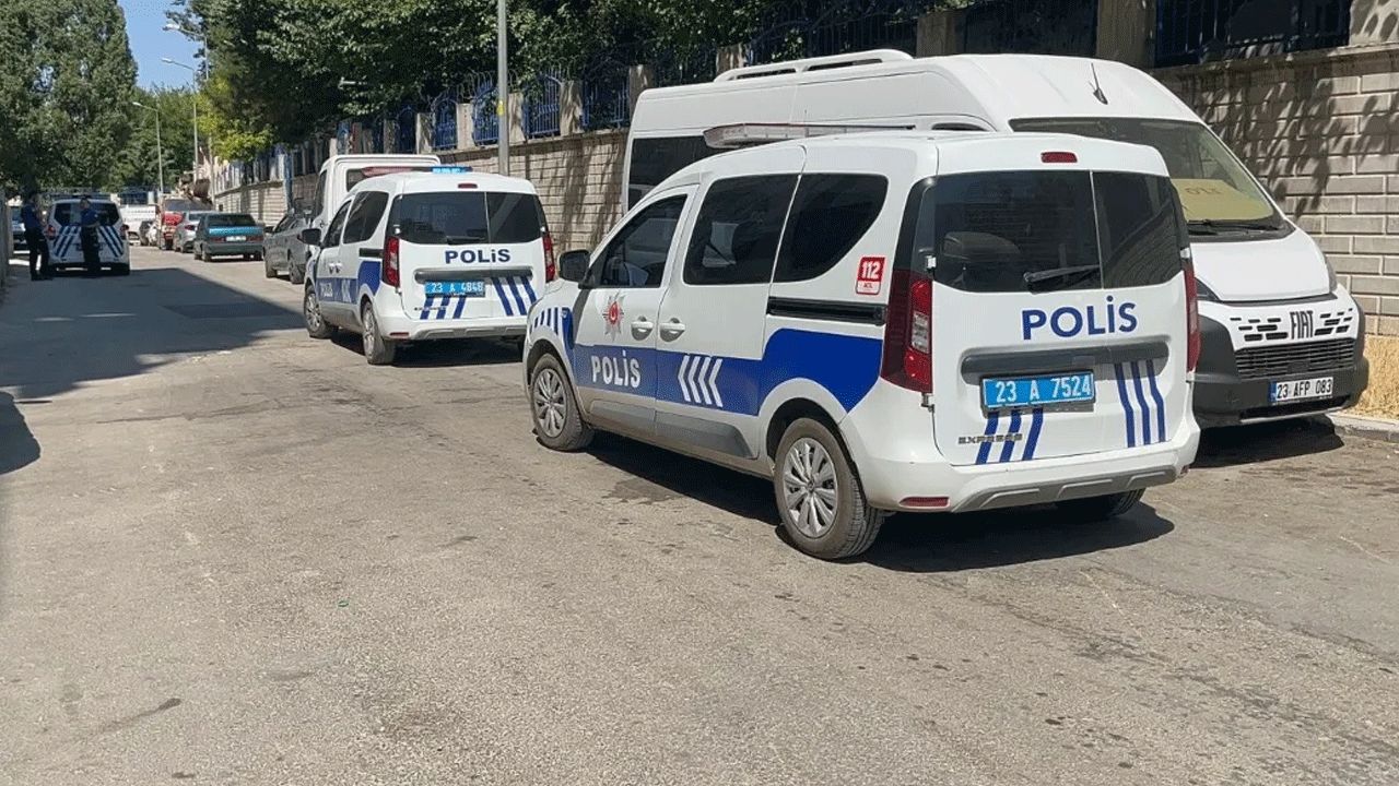 Kentte bir kişi, evde temizlediği silahın ateş alması sonucu yaralanırken