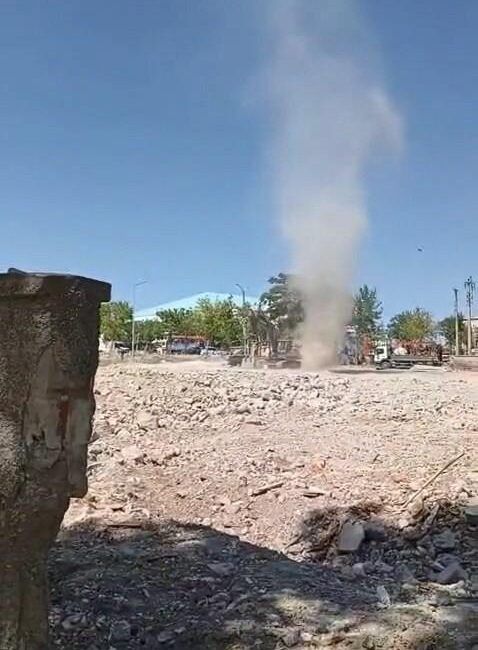 Elazığ Abdullahpaşa Mahallesinde boş bir arazide meydana gelen hortum, kısa