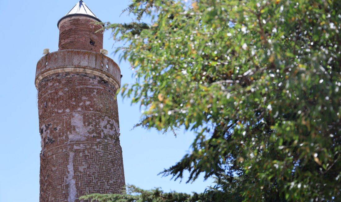 Elazığ’ın tarihi Harput Mahallesi’nde yer alan Harput Ulu Camii, yaz