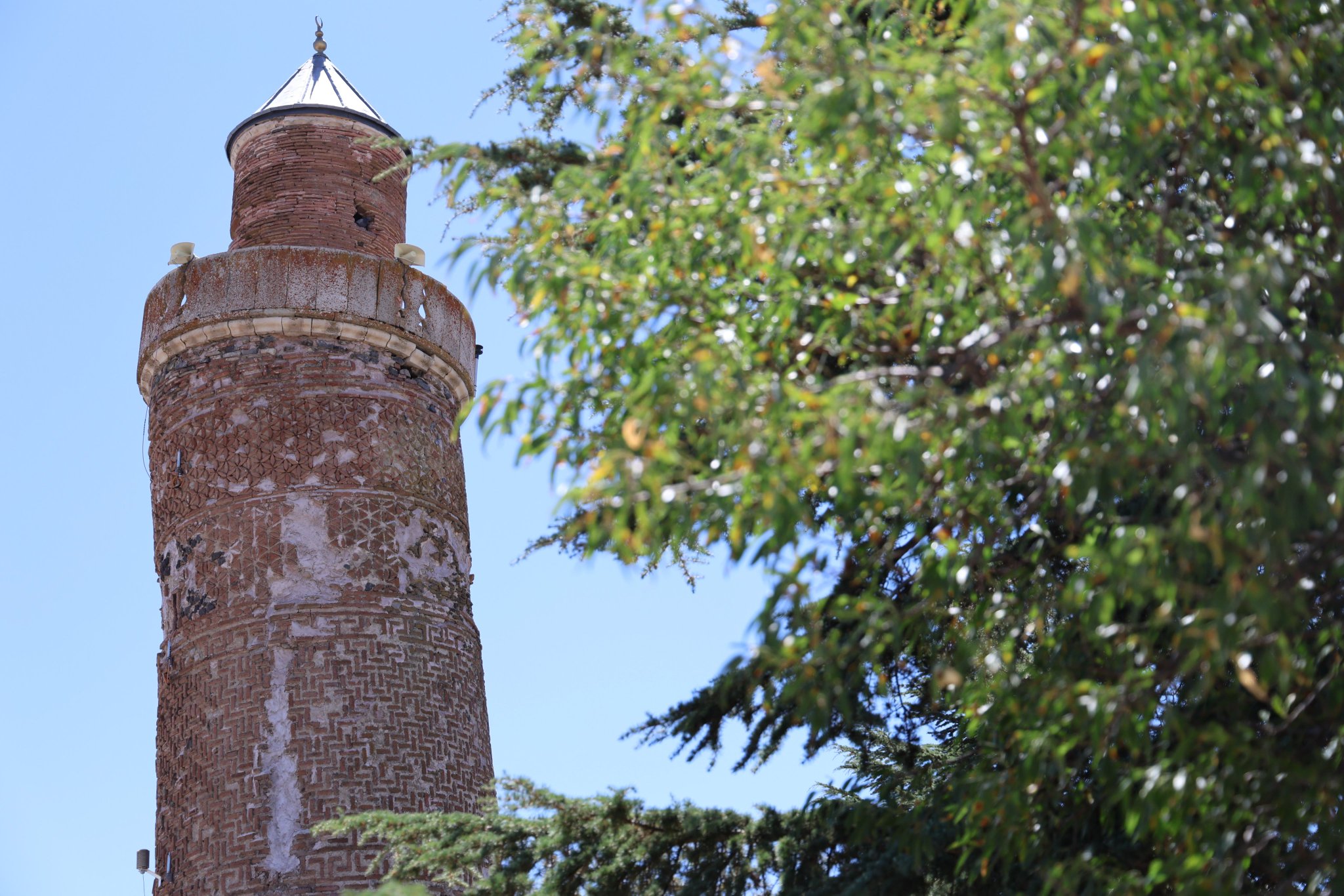 Elazığ’ın tarihi Harput Mahallesi’nde yer alan Harput Ulu Camii, yaz