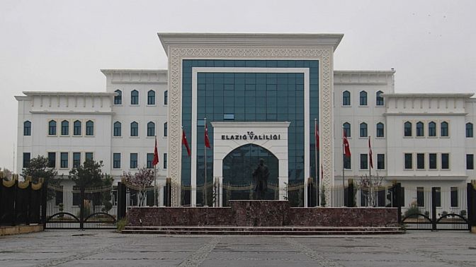 Elazığ Valisi Numan Hatipoğlu, gece saatlerinde izinsiz havai fişek patlatan