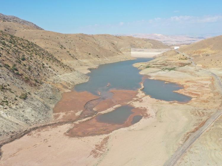 Elazığ’daki Hamzabey Barajı tamamen kurudu! Doluluk oranı %0’a düştü. Elazığ’da