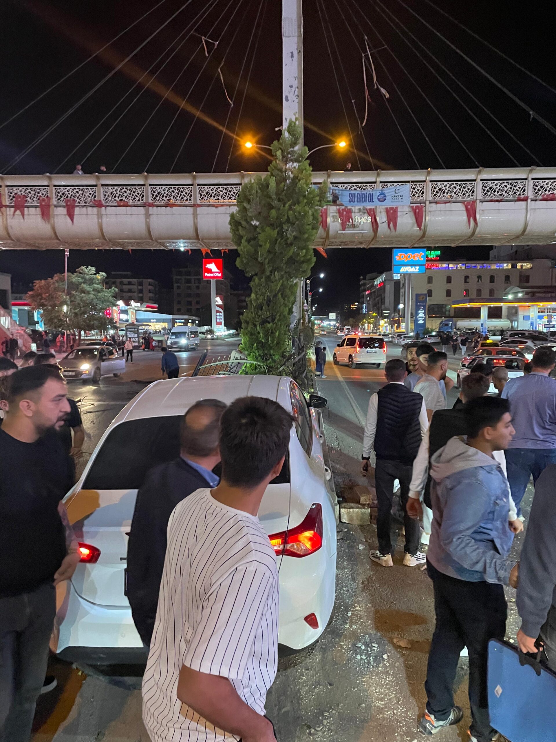 Seyir halindeyken kontrolden çıkan  otomobil, orta refüje çıktı. Maddi hasarlı