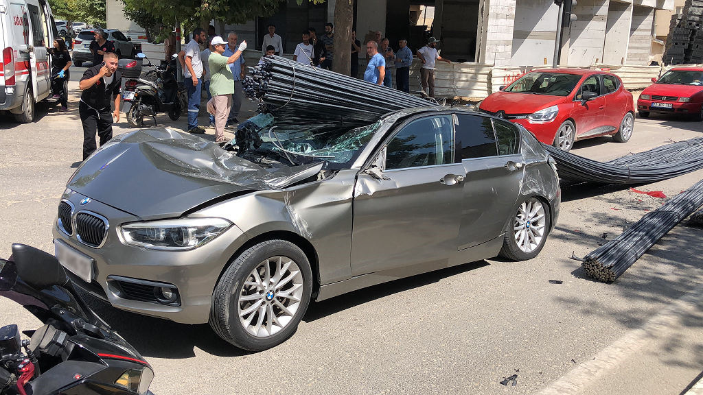 Elazığ’da inşaat demiri yüklü tır, kırmızı ışıkta ani fren yapması