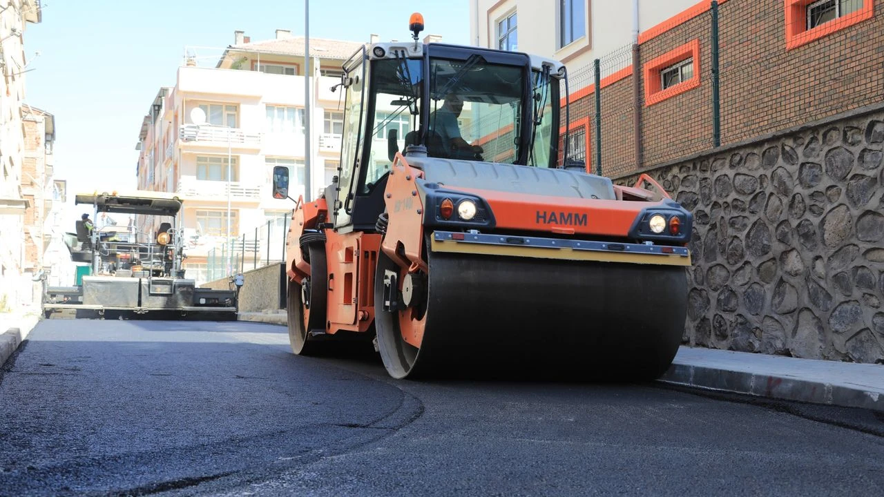 Elazığ Belediyesi ekipleri, şehrin ulaşım altyapısını daha kaliteli ve konforlu