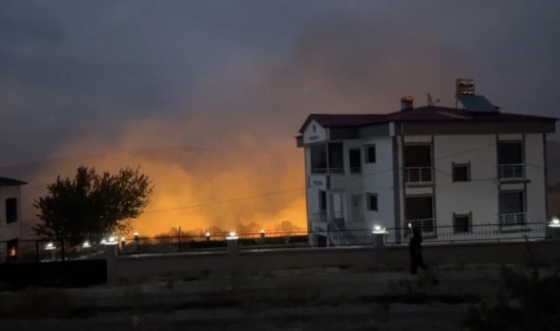 Elazığ’ın Kovancılar ilçesinde yangın çıktı. Yerleşim yerlerine de yaklaşan yangına