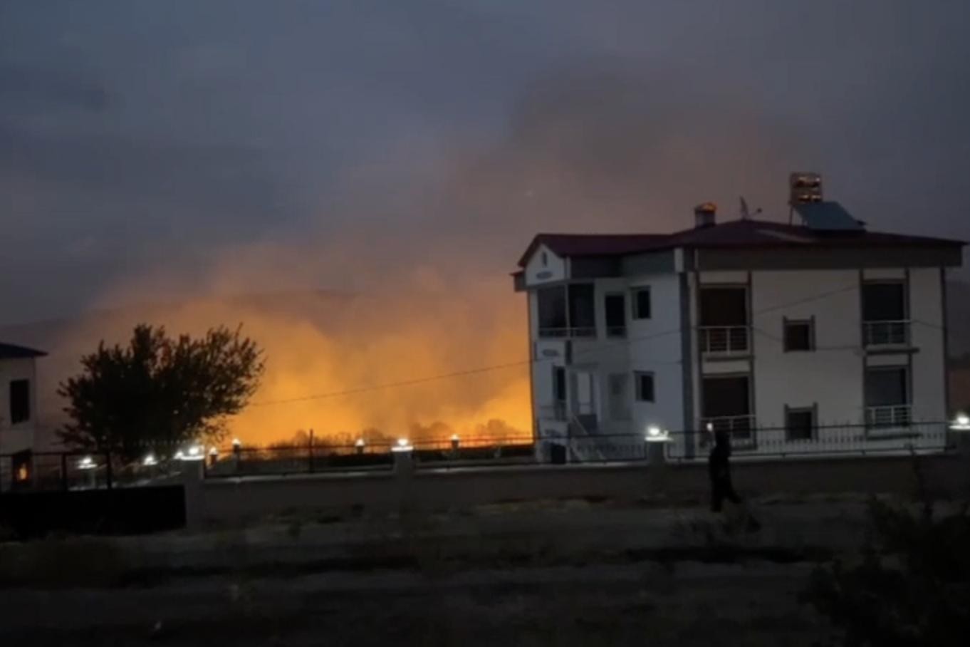 Elazığ’ın Kovancılar ilçesinde yangın çıktı. Yerleşim yerlerine de yaklaşan yangına