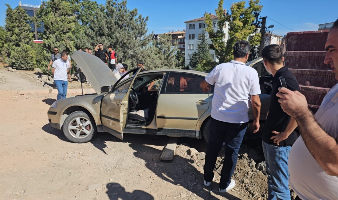 Elazığ’da otomobil ile kamyonun çarpıştığı kaza da maddi hasar meydana