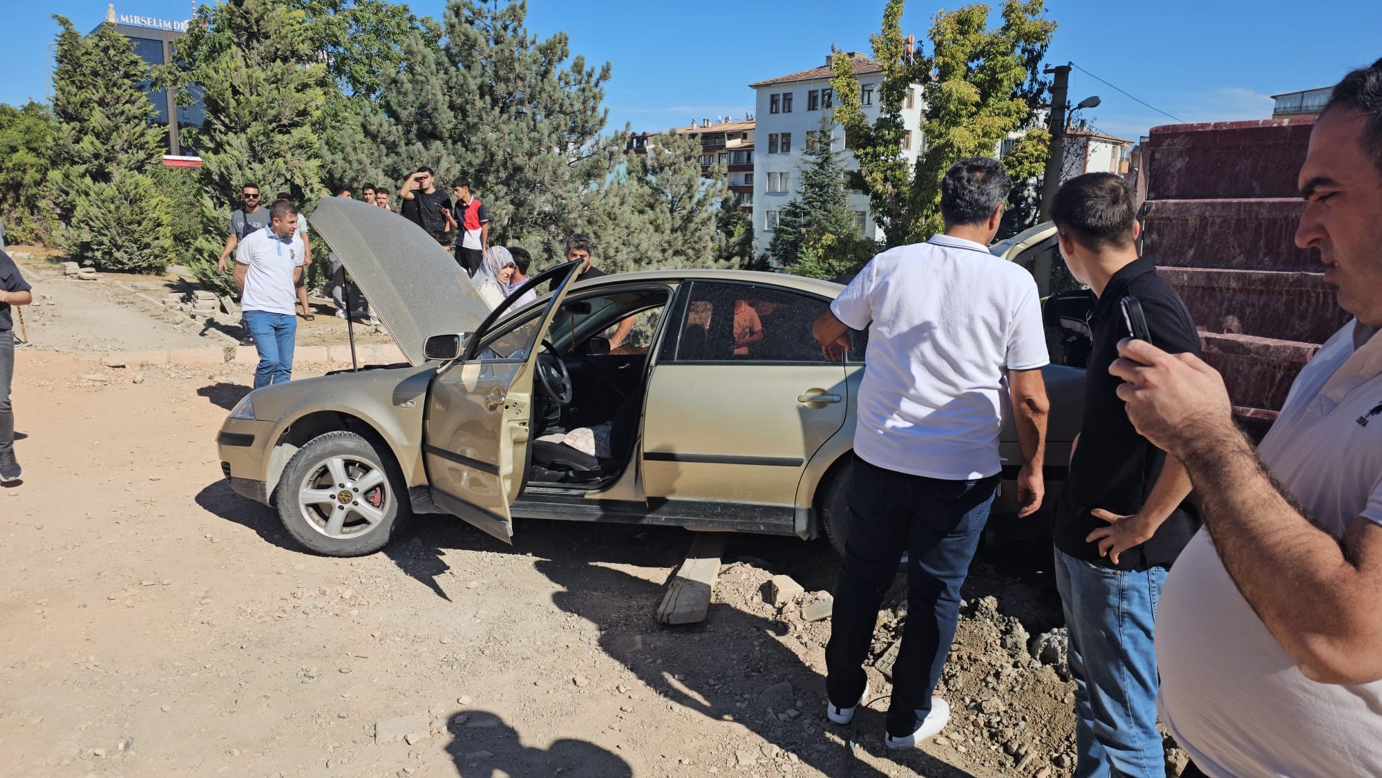 Elazığ’da otomobil ile kamyonun çarpıştığı kaza da maddi hasar meydana