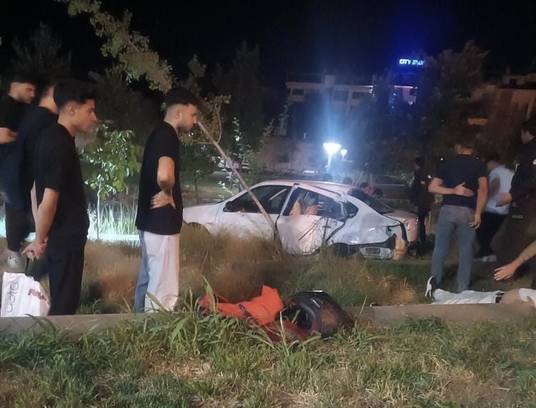 Elazığ’da sürücüsünün direksiyon hakimiyetini kaybettiği otomobil, Millet Bahçesi’ne girdi. Kazada