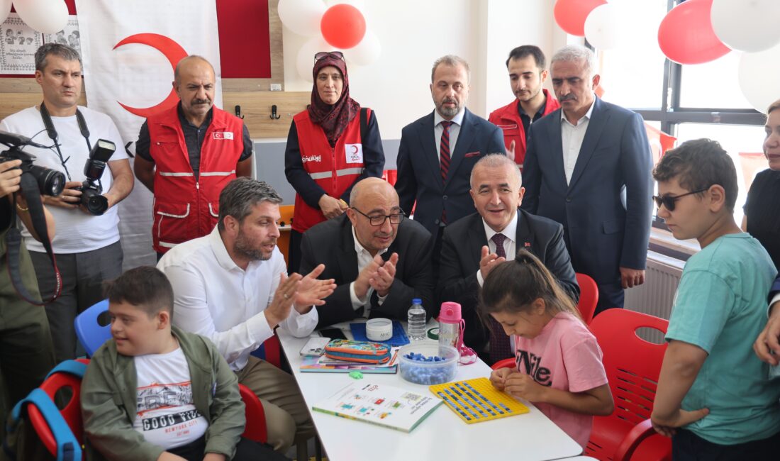 Elazığ’da Türk Kızılay tarafından Şehit Ahmet Küçüktağ ilkokulunda eğitim gören