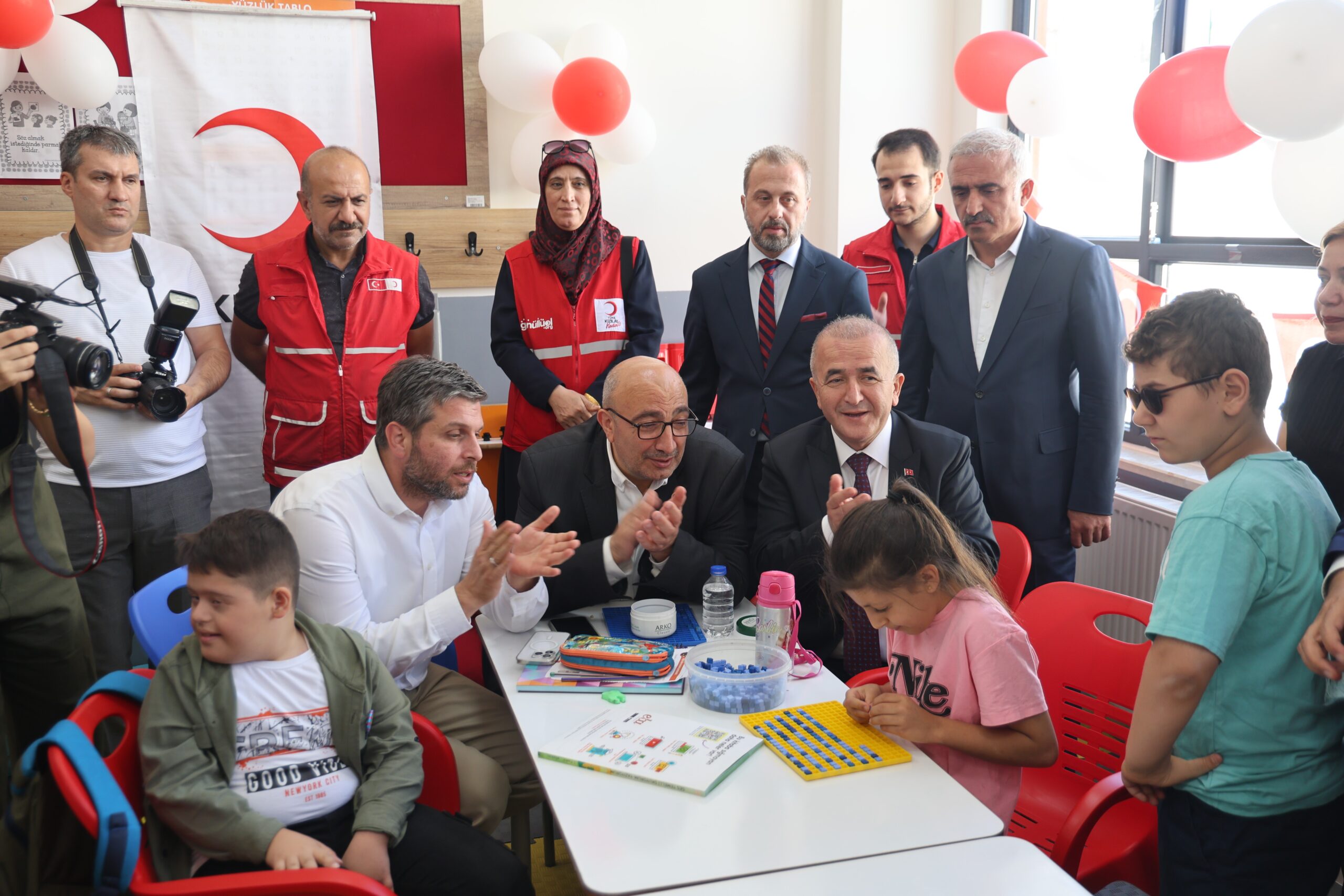 Elazığ’da Türk Kızılay tarafından Şehit Ahmet Küçüktağ ilkokulunda eğitim gören