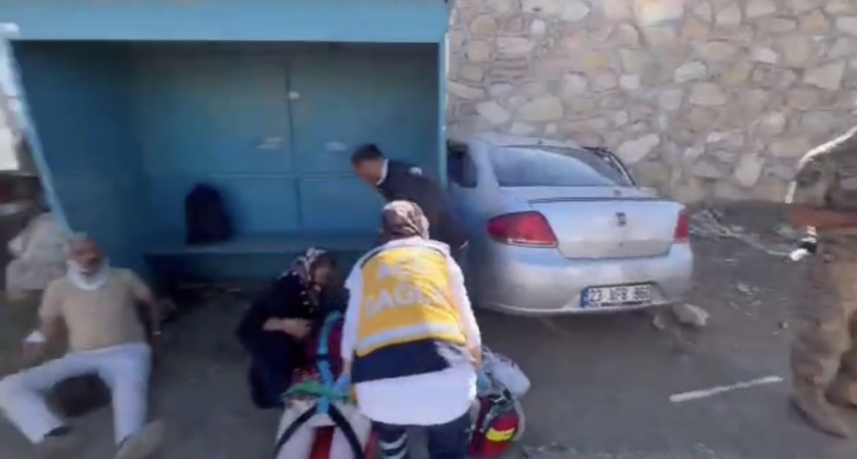 Elazığ’da kontrolden çıkan otomobil durağa daldı. Kazada, 1’i ağır 6