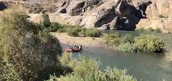 Elazığ’da Beyhan Barajı’nın kapaklarının açılmasıyla 4 kişi, Murat Nehri’nde oluşan