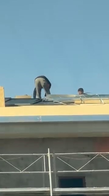 Canlarını hiçe sayarak çatıda önlem almadan çalıştılar Olay, merkeze bağlı