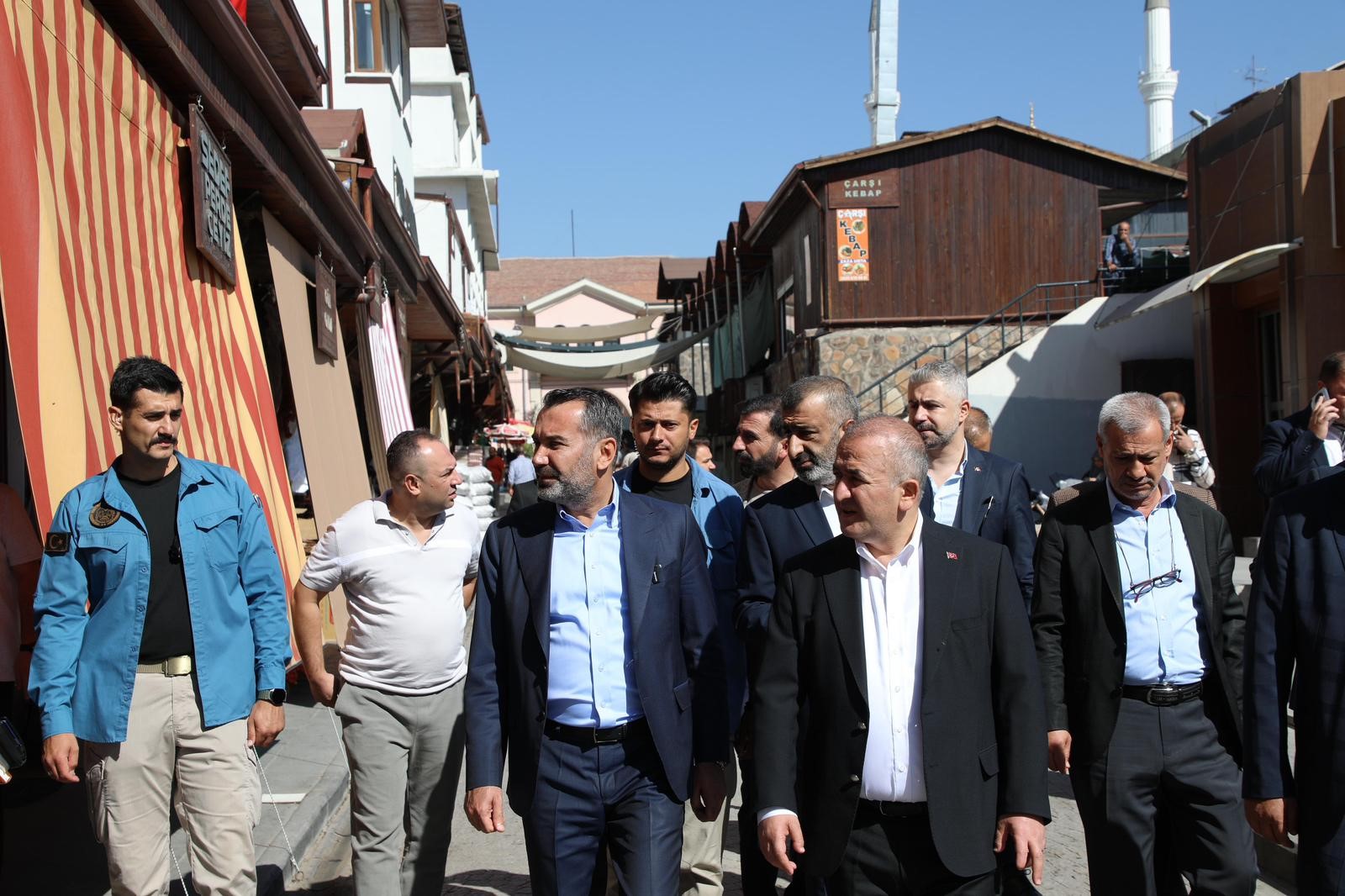 Elazığ Valisi Numan Hatipoğlu ve Elazığ Belediye Başkanı Şahin Şerifoğulları,