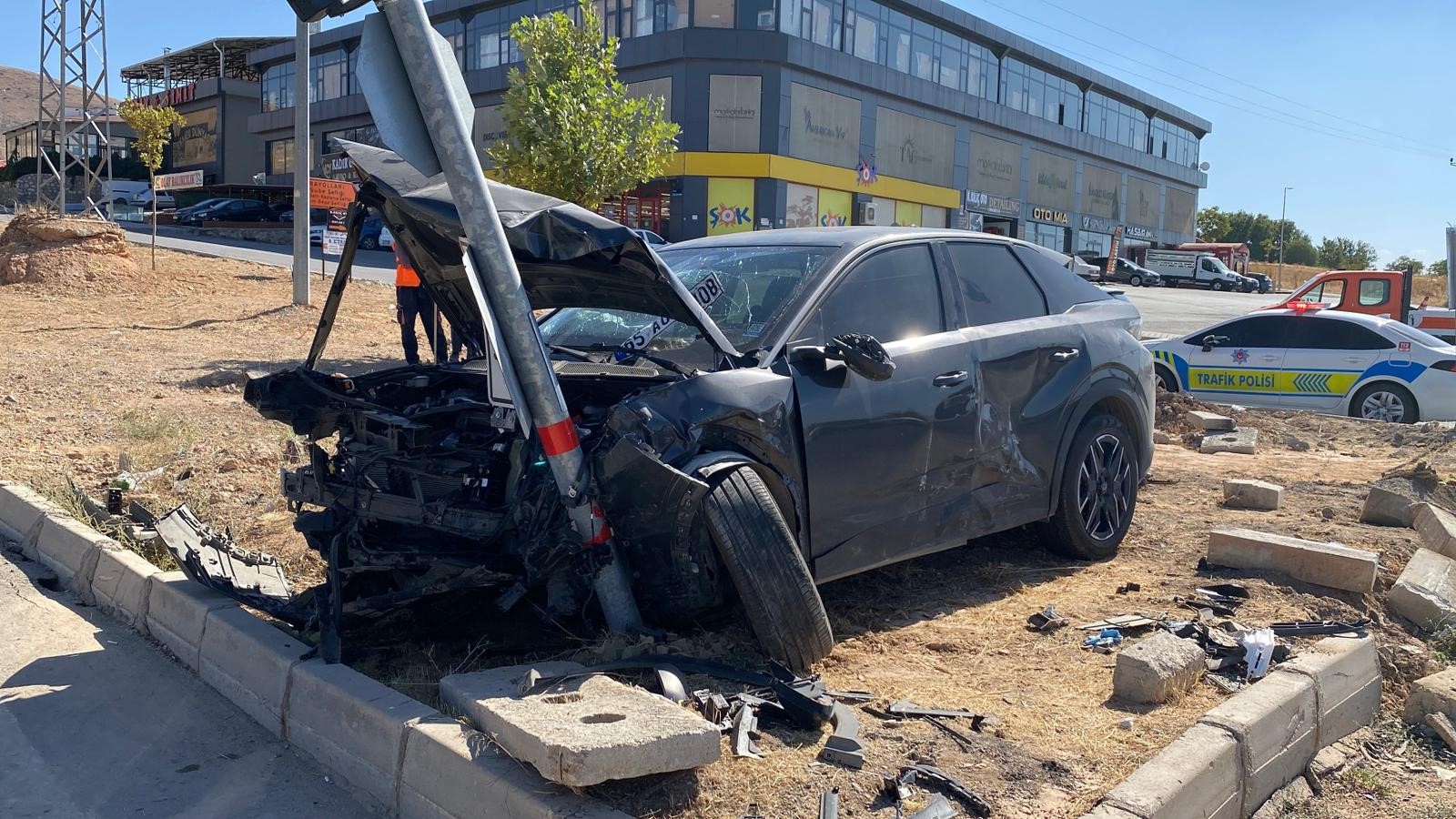 Elazığ’da hafif ticari araç ve otomobilin çarpışması sonucu meydana gelen