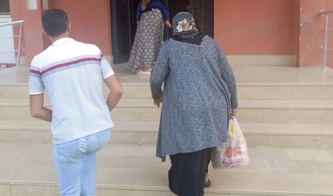 Elazığ’da çöpten yemek toplama numarasıyla dilenen dilenciler, zabıta ekipleri tarafından