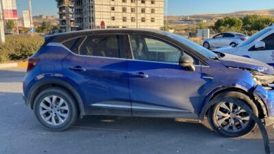 Elazığ’da hafif ticari araç ile otomobilin çarpışması sonucu meydana gelen