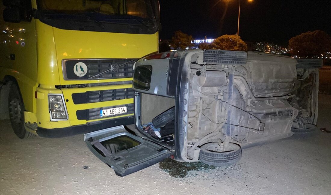 Elazığ’da feci kaza: 1’i ağır 3 yaralı Elazığ’da sürücüsünün direksiyon hakimiyetini kaybettiği hafif ticari araç, takla atarak